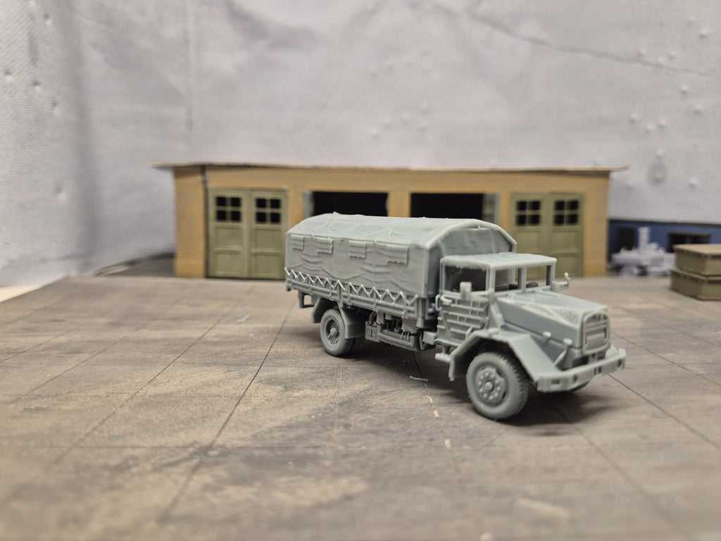 MAN 630 Hochgeländegängiger Transport- und Versorgungs-Lkw Pritschen-Lkw mit Planenaufbau