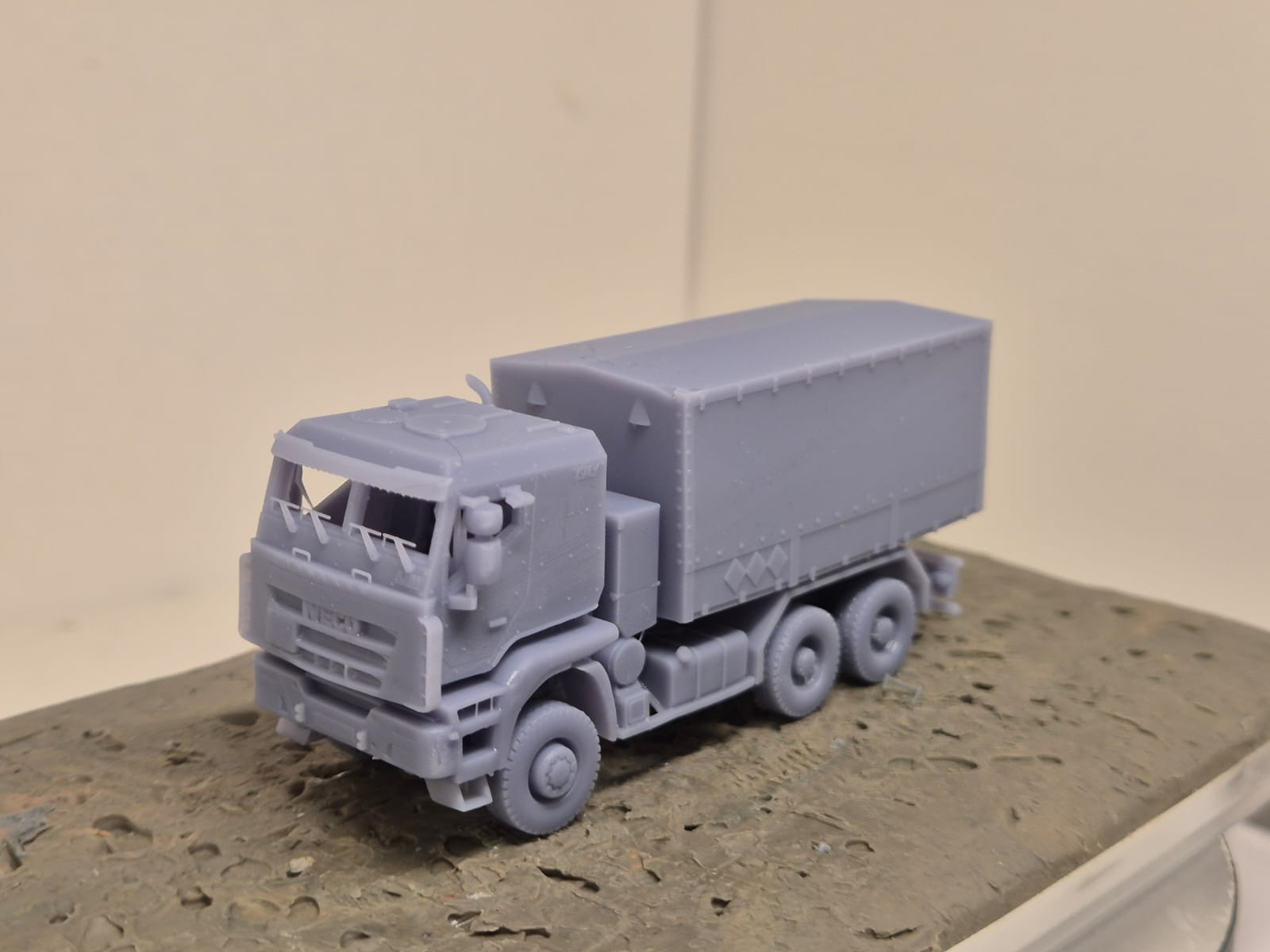 IVECO Trakker 6×6 Pritsche mit Planenaufbau Typ 01