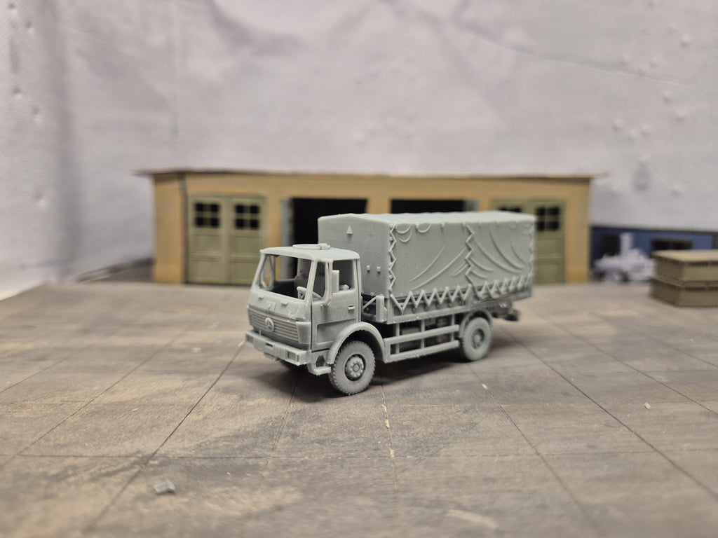 Mercedes-Benz 1017 A 5 t tmil Pritschen-Lkw mit Flachdach-Planenaufbau