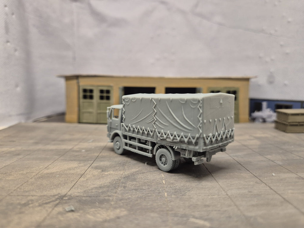 Mercedes-Benz 1017 A 5 t tmil Pritschen-Lkw mit Flachdach-Planenaufbau