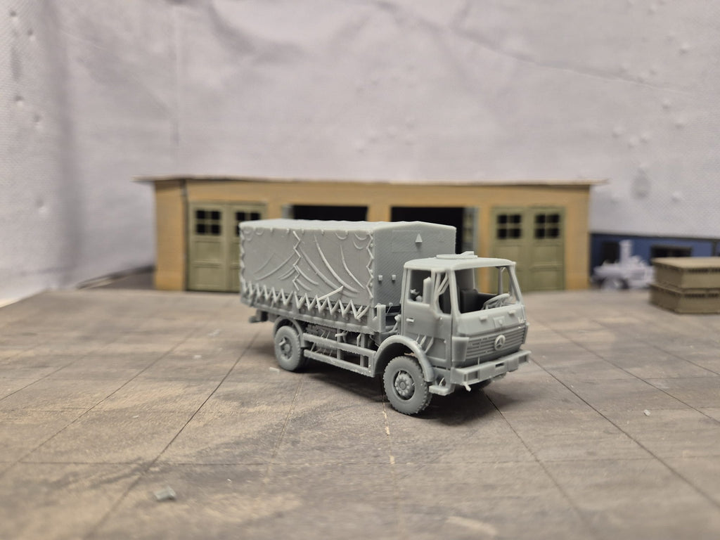 Mercedes-Benz 1017 A 5 t tmil Pritschen-Lkw mit Flachdach-Planenaufbau