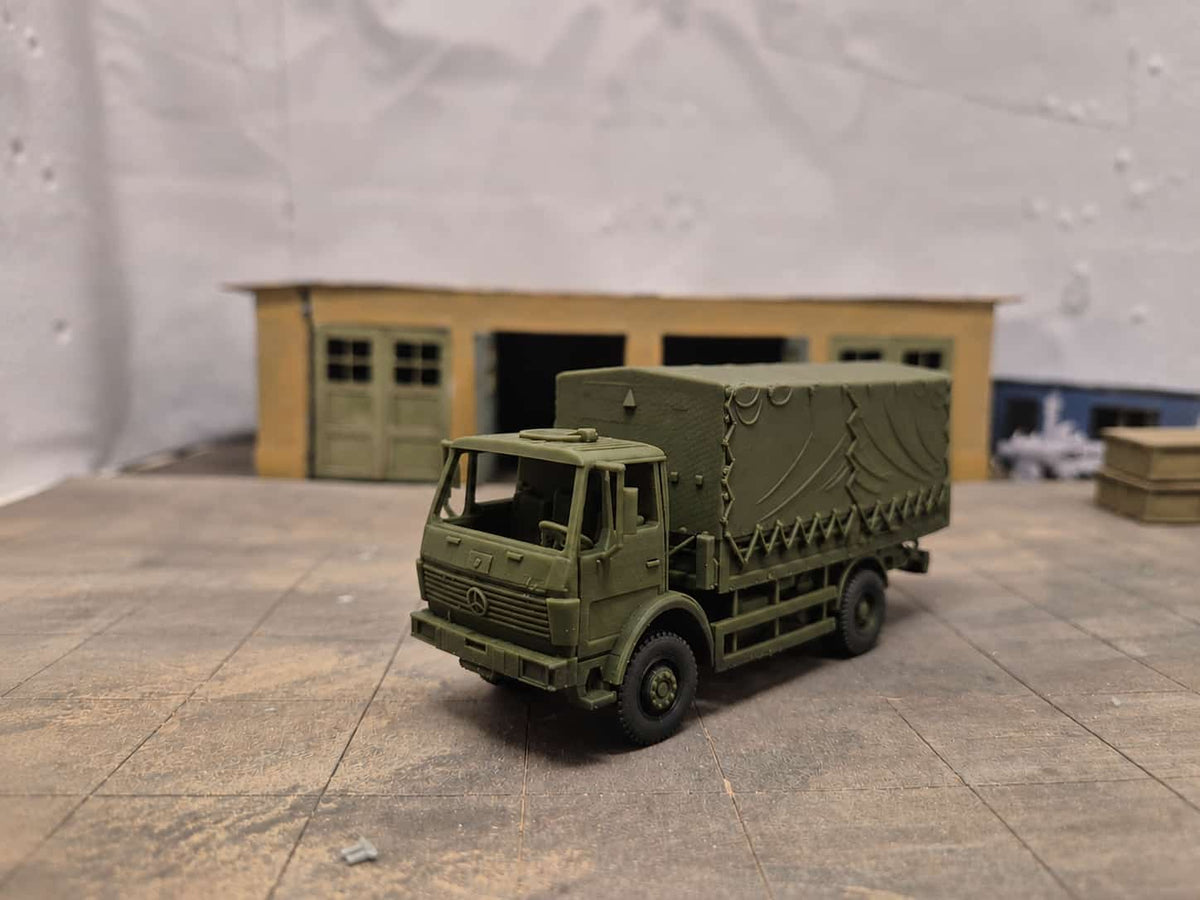 Mercedes-Benz 1017 A 5 t tmil Pritschen-Lkw mit Flachdach-Planenaufbau