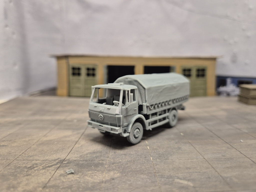 Mercedes-Benz 1017 A 5 t tmil Pritschen-Lkw mit Hamburger Verdeck