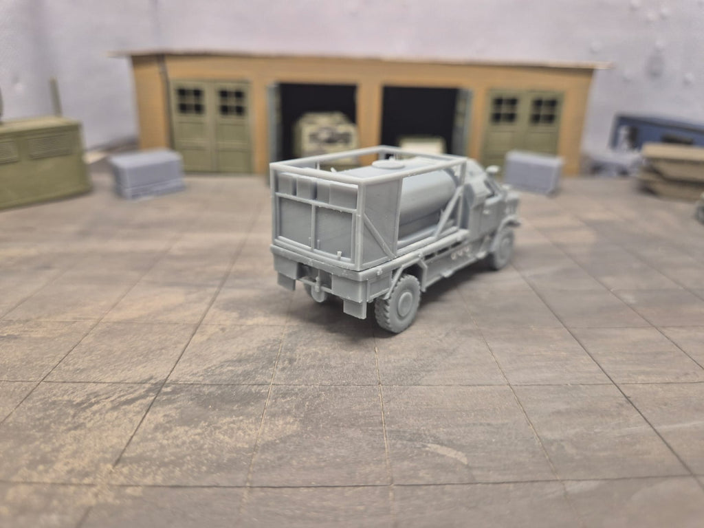 Dingo 2 Geschütztes Logistik- und Mehrzweckfahrzeug  Flachbett- Pritschenaufbau mit Tank-Modul