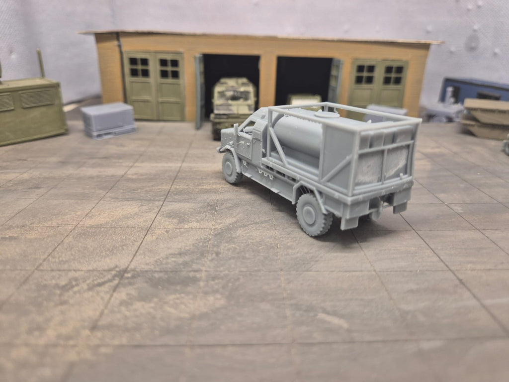 Dingo 2 Geschütztes Logistik- und Mehrzweckfahrzeug  Flachbett- Pritschenaufbau mit Tank-Modul