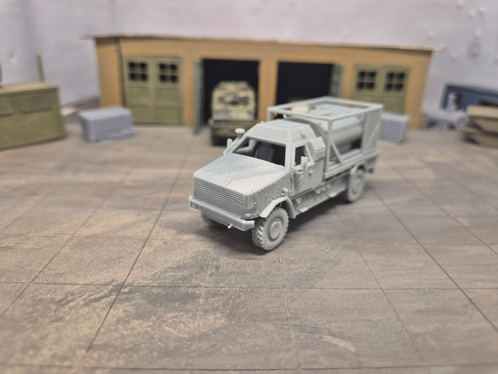Dingo 2 Geschütztes Logistik- und Mehrzweckfahrzeug  Flachbett- Pritschenaufbau mit Tank-Modul