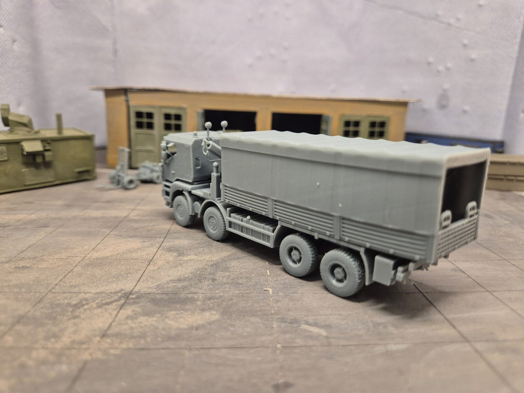 IVECO Trakker 8×8 Pritsche mit geschlossenem Planen-Aufbau Typ 02