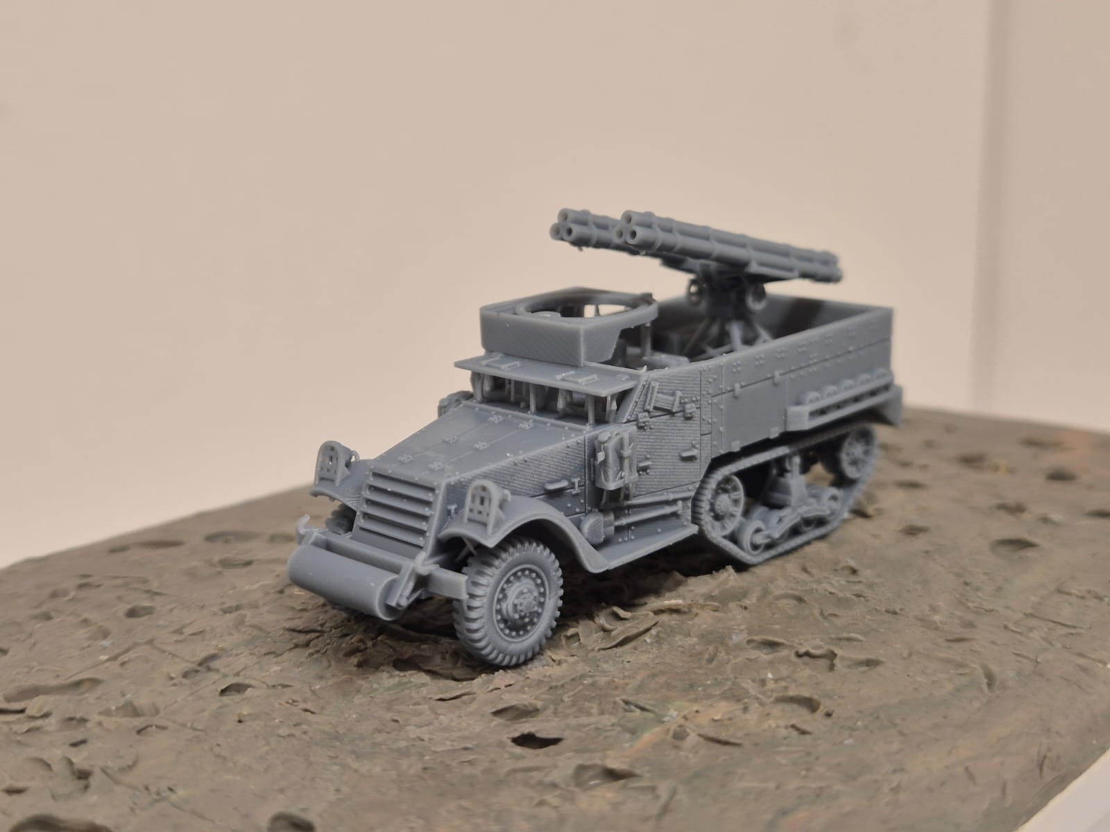 M2A1 mit zwei Dreifach-Raketenwerfern Experimenteller mobiler Raketenwerfer