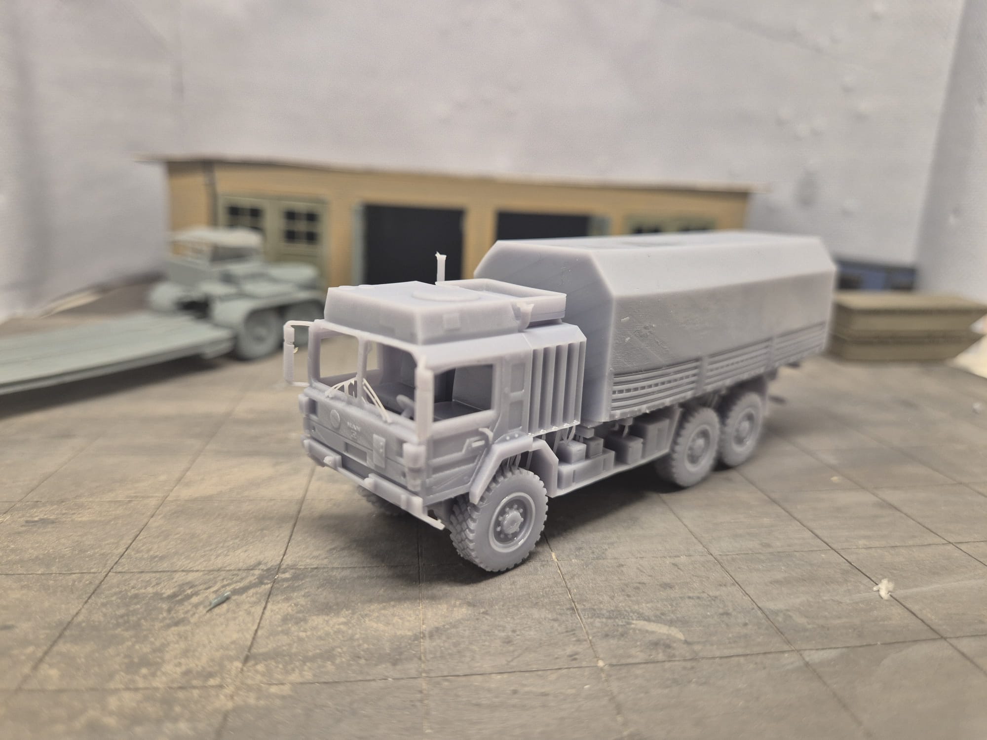 MAN HX58 Geschützter Militärlastkraftwagen mit Pritschenaufbau