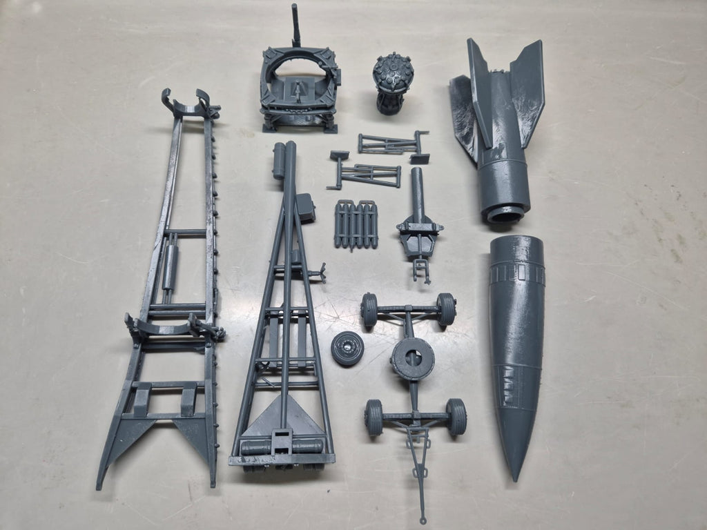 Meillerwagen mit V2-Rakete Spezialanhänger zum Transport und Aufrichten einer Rakete