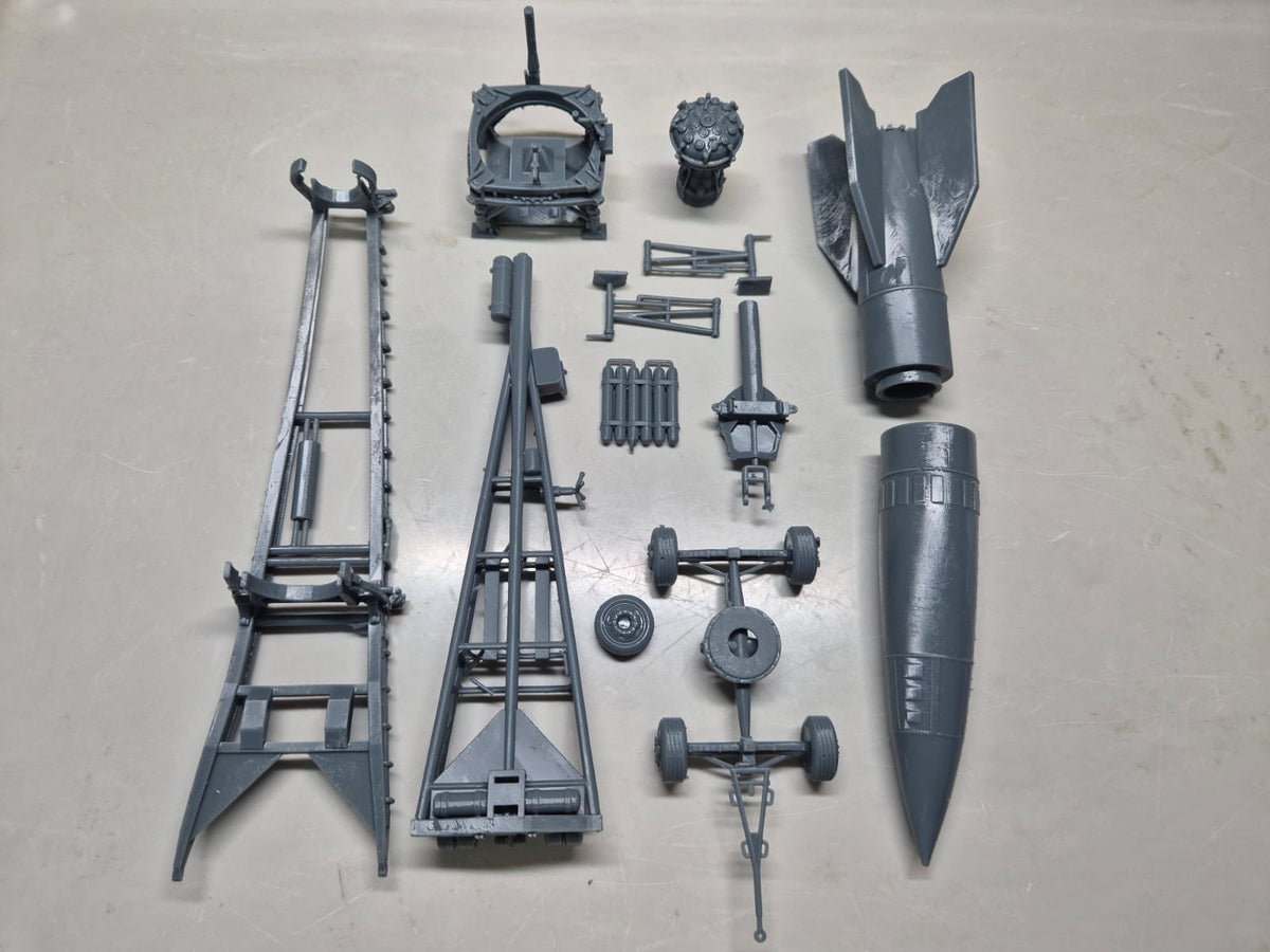 Meillerwagen mit V2-Rakete Spezialanhänger zum Transport und Aufrichten einer Rakete