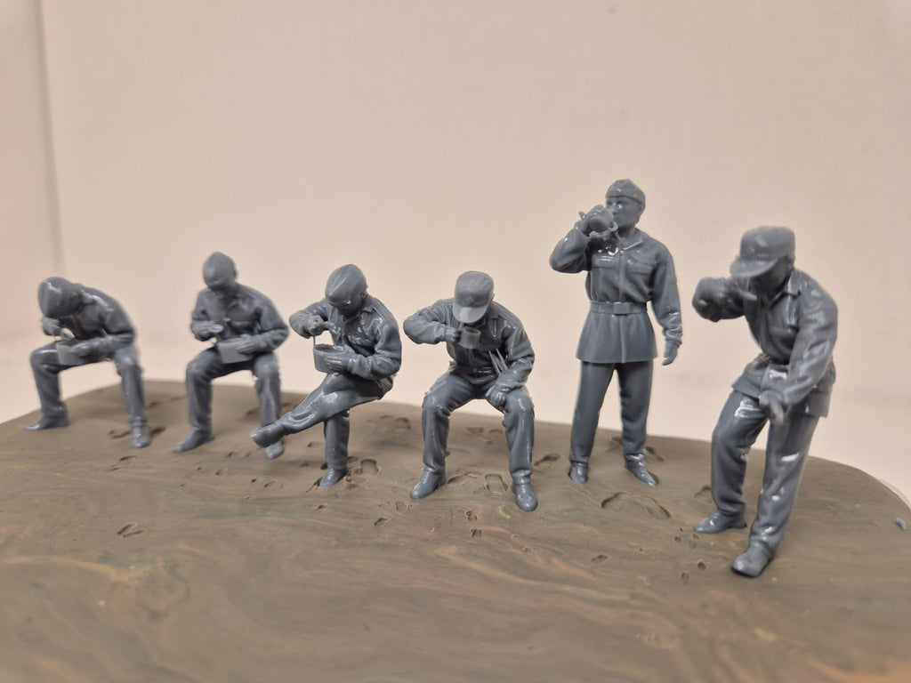 6 NVA-Soldaten während einer Marschpause