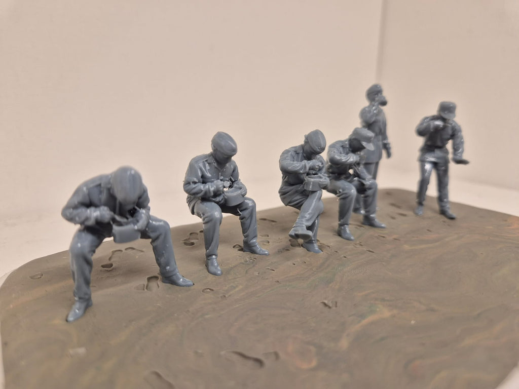 6 NVA-Soldaten während einer Marschpause