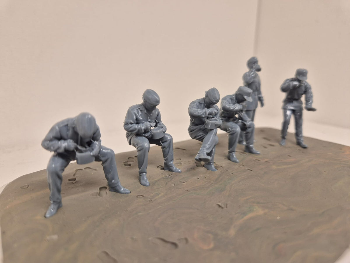 6 NVA-Soldaten während einer Marschpause