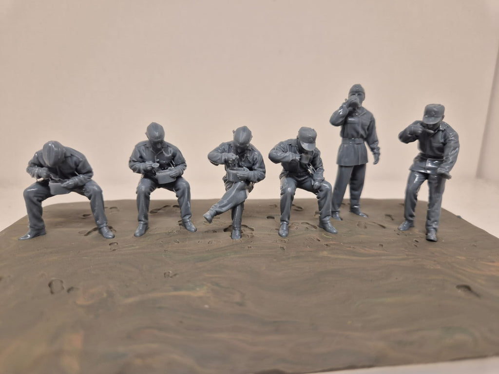 6 NVA-Soldaten während einer Marschpause