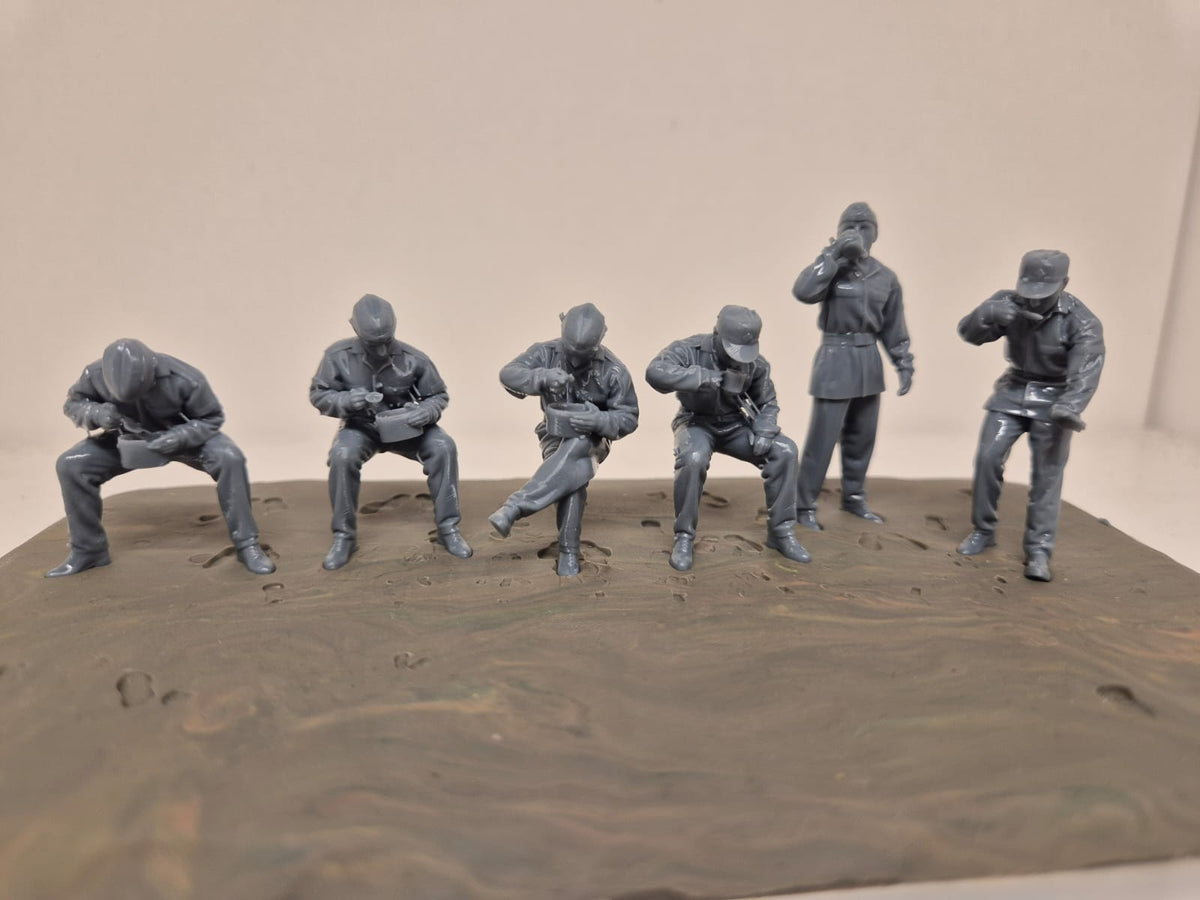 6 NVA-Soldaten während einer Marschpause