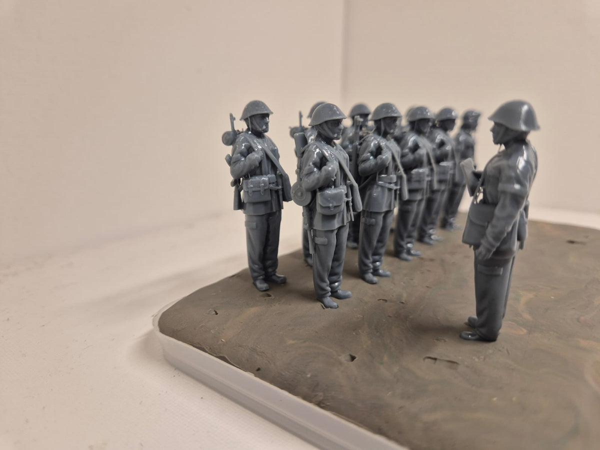 11 NVA-Soldaten – Mot.-Schützengruppe angetreten