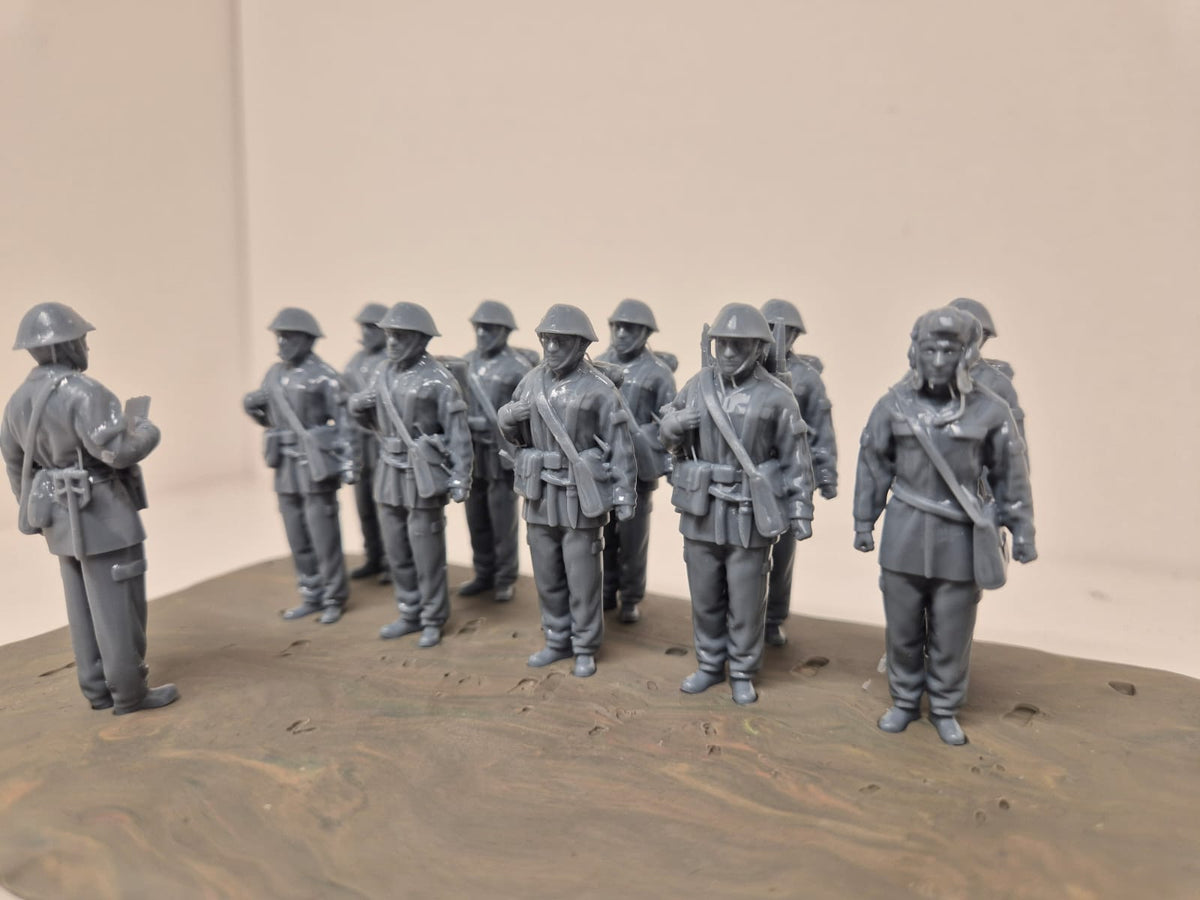 11 NVA-Soldaten – Mot.-Schützengruppe angetreten
