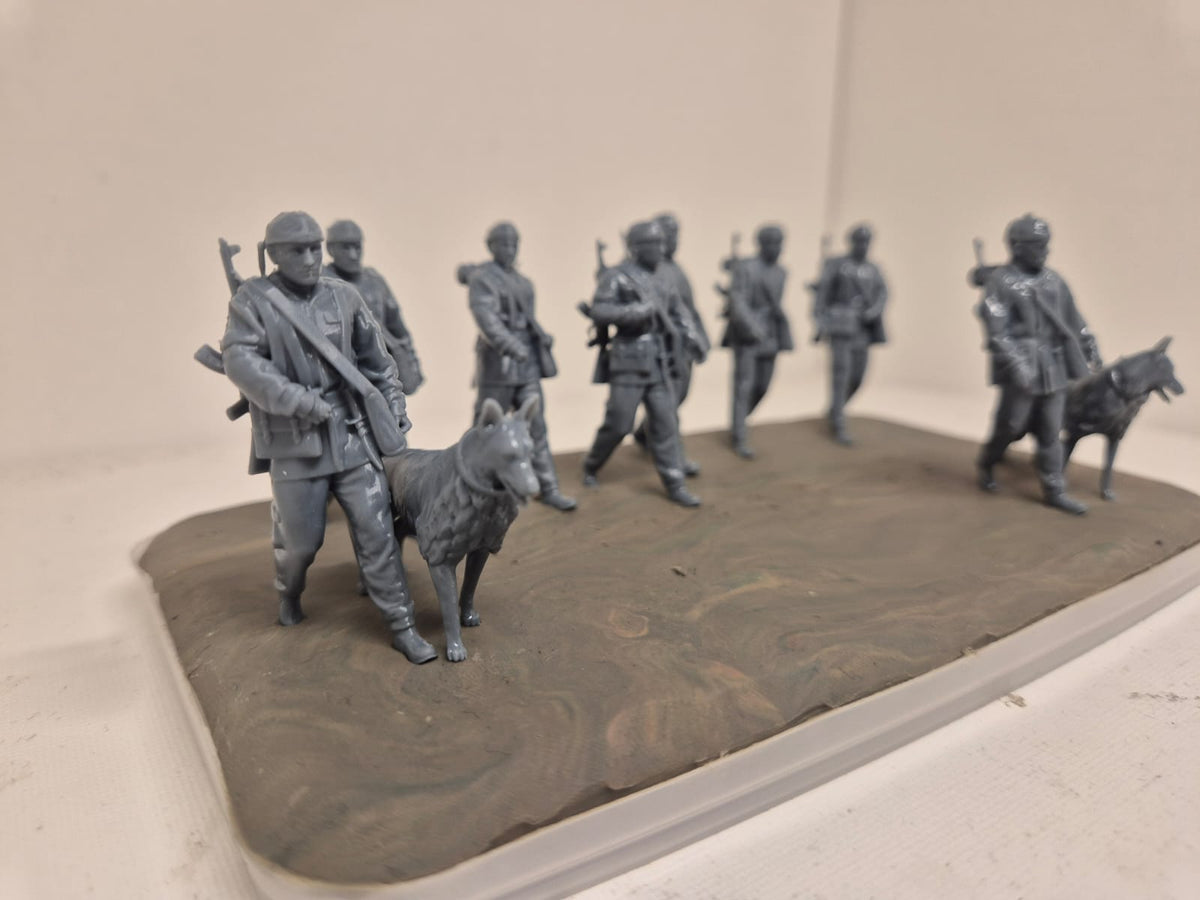 8 NVA-Soldaten + 2 Schäferhunde – Grenztruppe / Sommerausführung