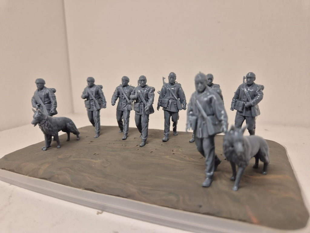 8 NVA-Soldaten + 2 Schäferhunde – Grenztruppe / Sommerausführung