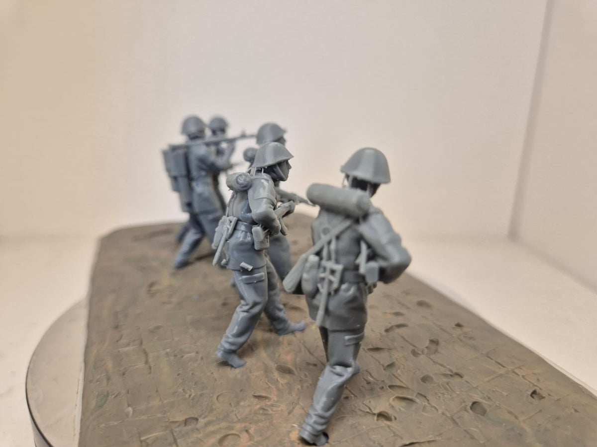 6 NVA-Soldaten – Mot.-Schützengruppe im Sturmangriff