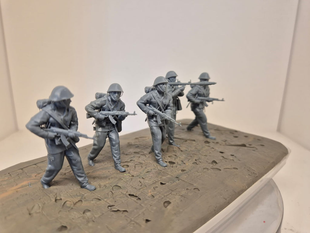 6 NVA-Soldaten – Mot.-Schützengruppe im Sturmangriff