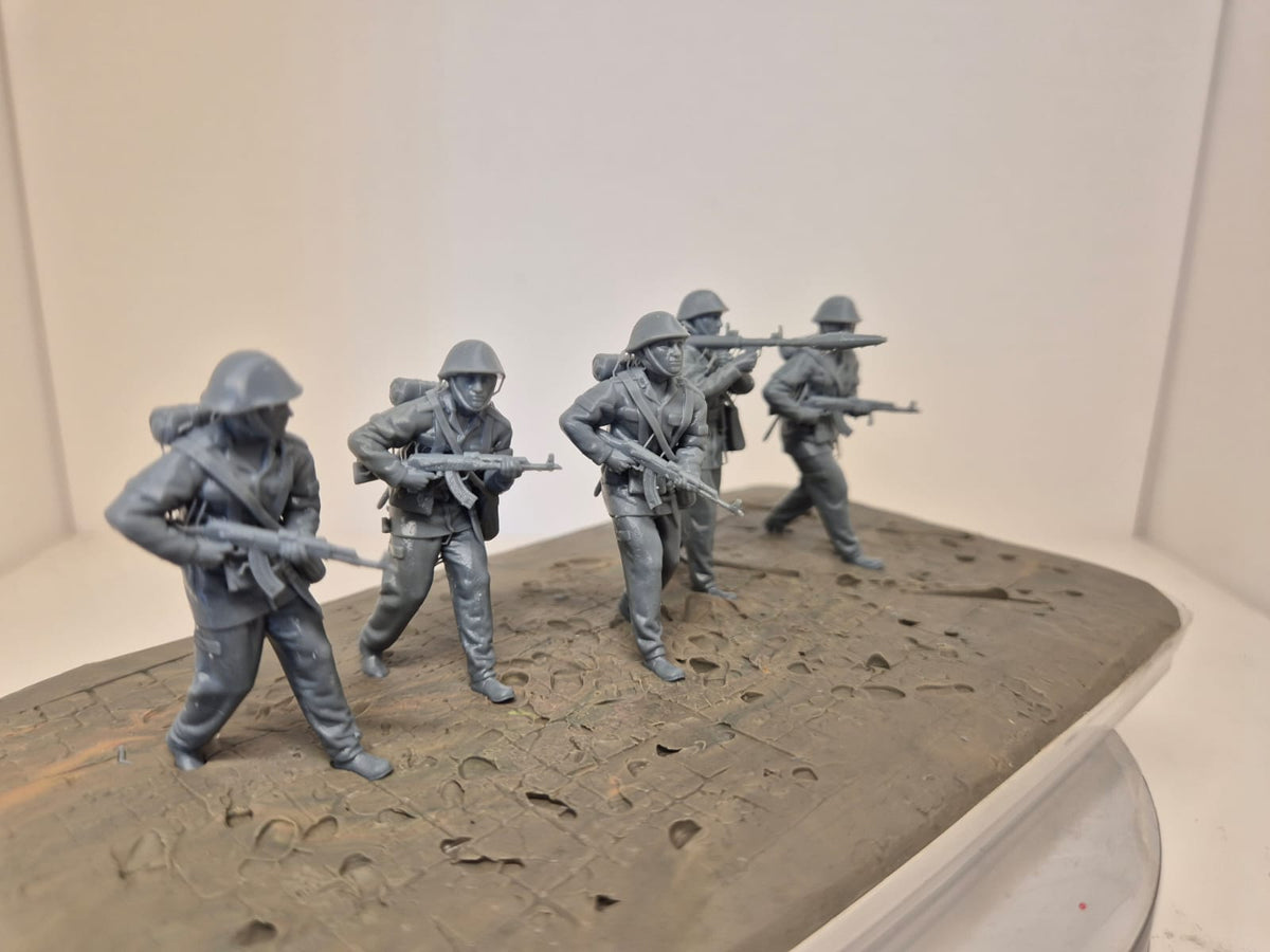6 NVA-Soldaten – Mot.-Schützengruppe im Sturmangriff