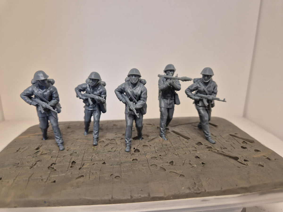 6 NVA-Soldaten – Mot.-Schützengruppe im Sturmangriff