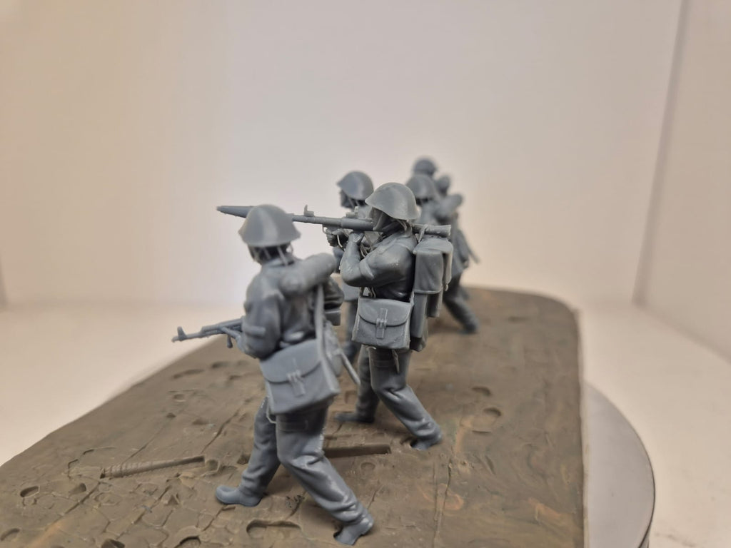 6 NVA-Soldaten – Mot.-Schützengruppe im Sturmangriff