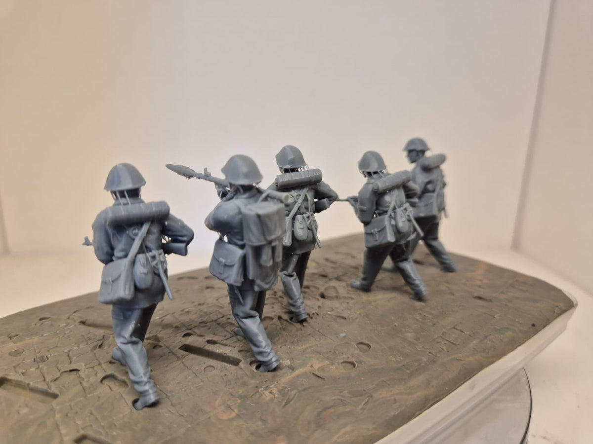 6 NVA-Soldaten – Mot.-Schützengruppe im Sturmangriff
