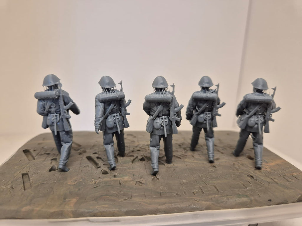6 NVA-Soldaten – Schützengruppe marschierend