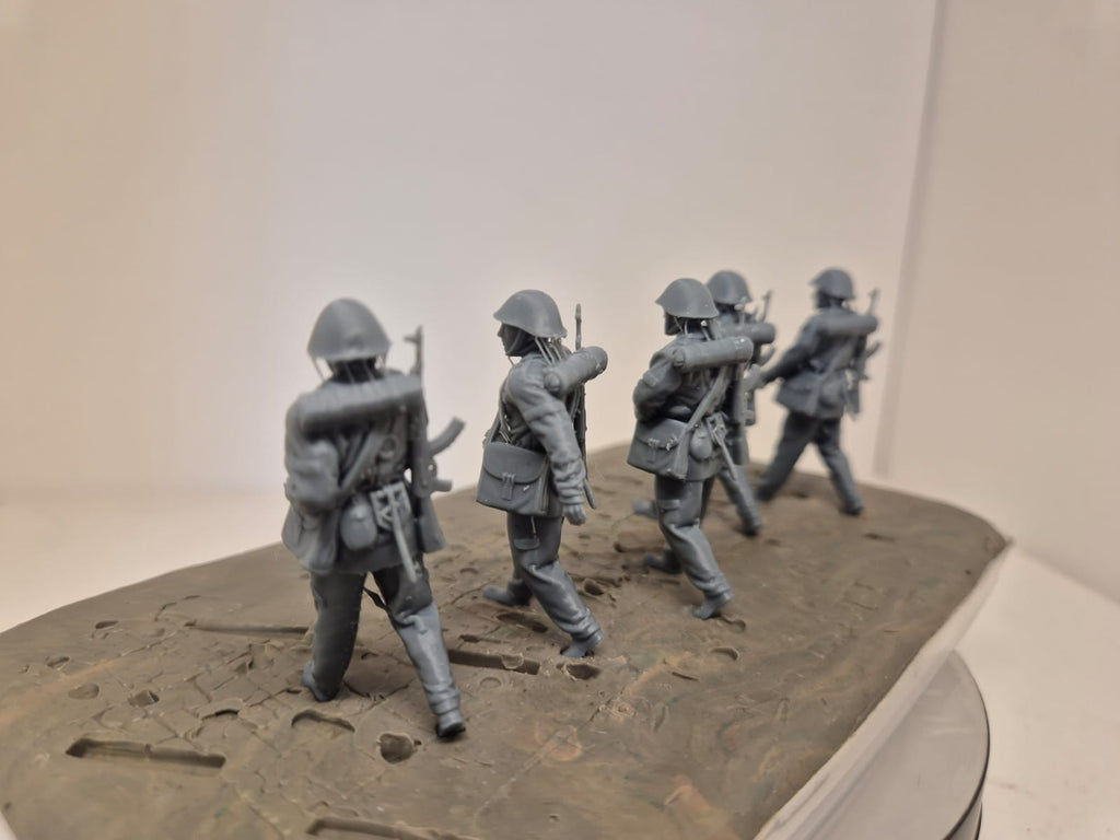 6 NVA-Soldaten – Schützengruppe marschierend