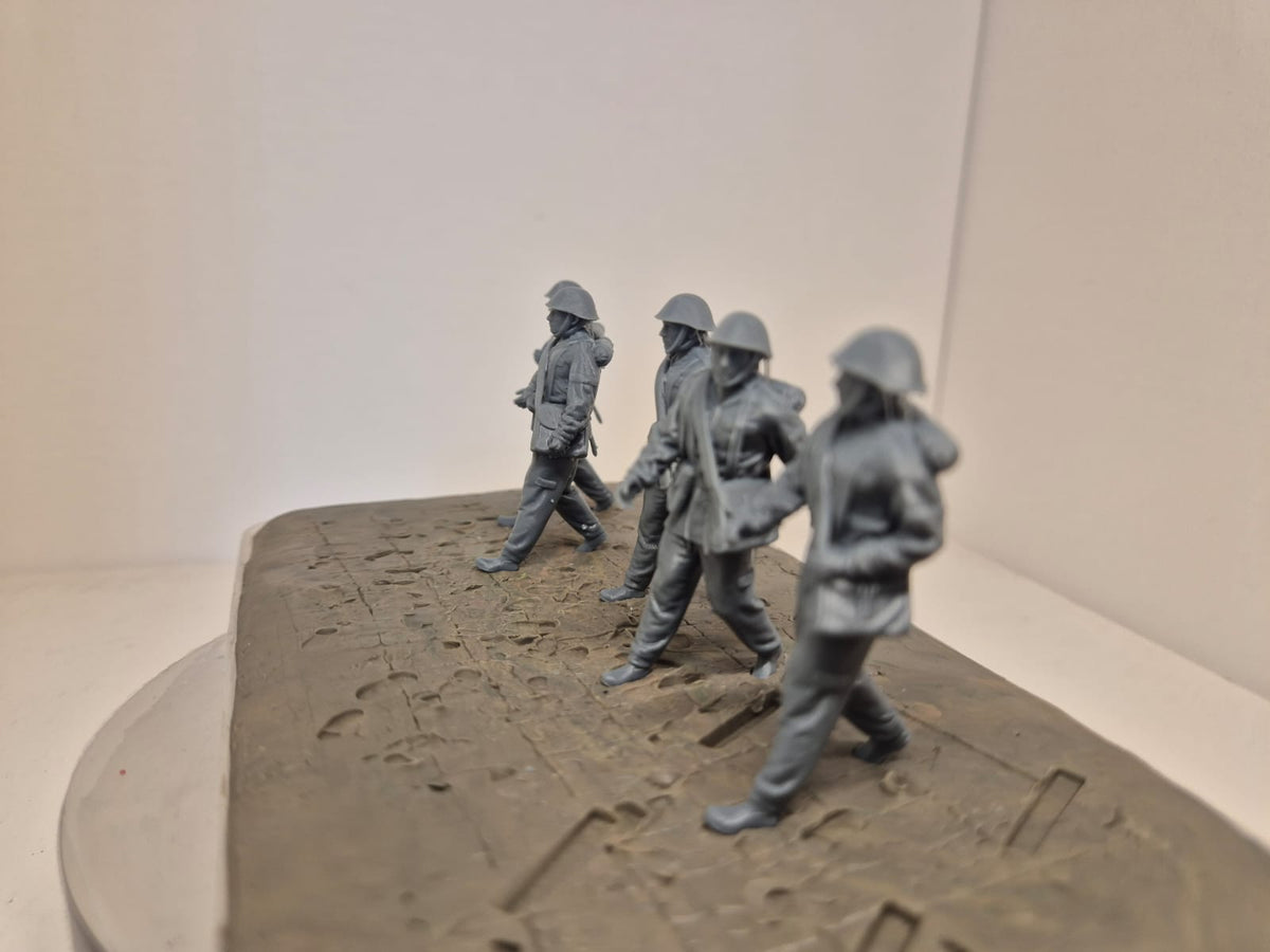 6 NVA-Soldaten – Schützengruppe marschierend