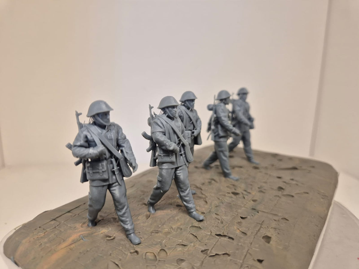 6 NVA-Soldaten – Schützengruppe marschierend