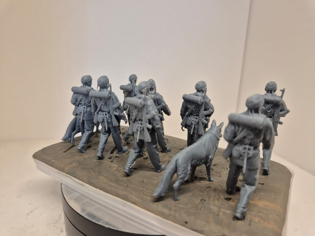 8 NVA-Soldaten + 2 Schäferhunde – Grenztruppe / Sommerausführung