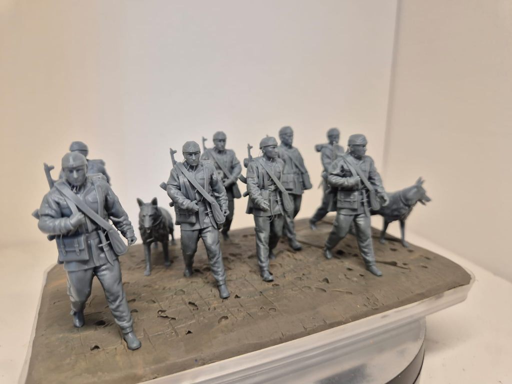 8 NVA-Soldaten + 2 Schäferhunde – Grenztruppe / Sommerausführung
