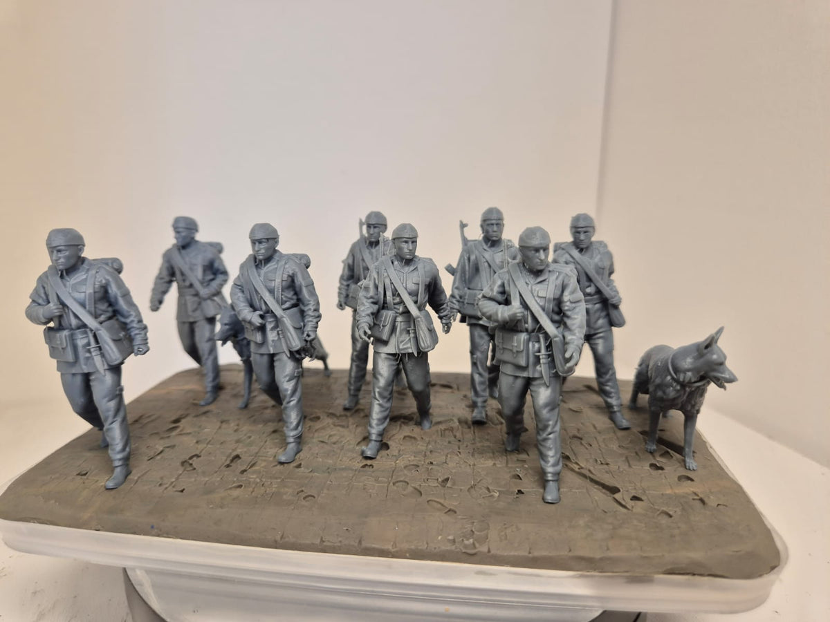8 NVA-Soldaten + 2 Schäferhunde – Grenztruppe / Sommerausführung